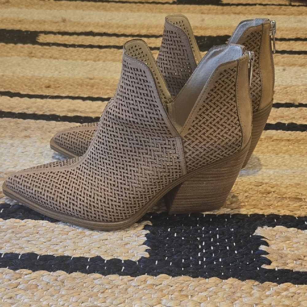 Vince Camuto Gibbella Perforated Tan Ankle Booties, GUC, 9.5 - Picture 7 of 9
